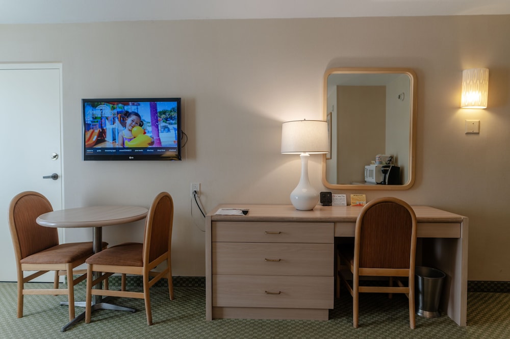 Howard Johnson by Wyndham Anaheim Hotel and Water Playground — Hotel rooms in Anaheim, California