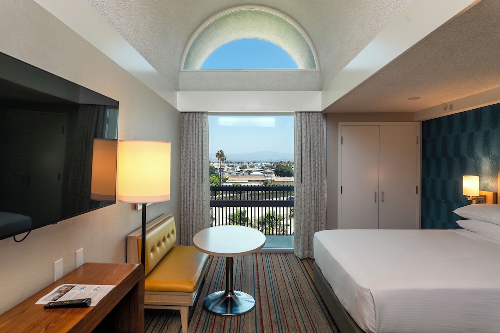 Howard Johnson by Wyndham Anaheim Hotel and Water Playground — Hotel rooms in Anaheim, California