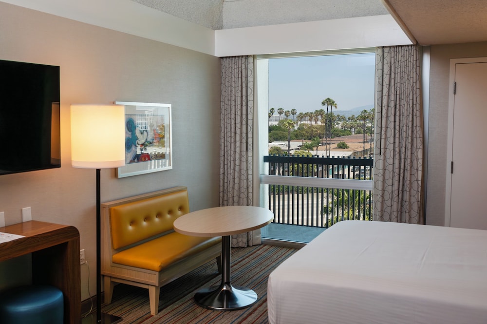 Howard Johnson by Wyndham Anaheim Hotel and Water Playground — Hotel rooms in Anaheim, California