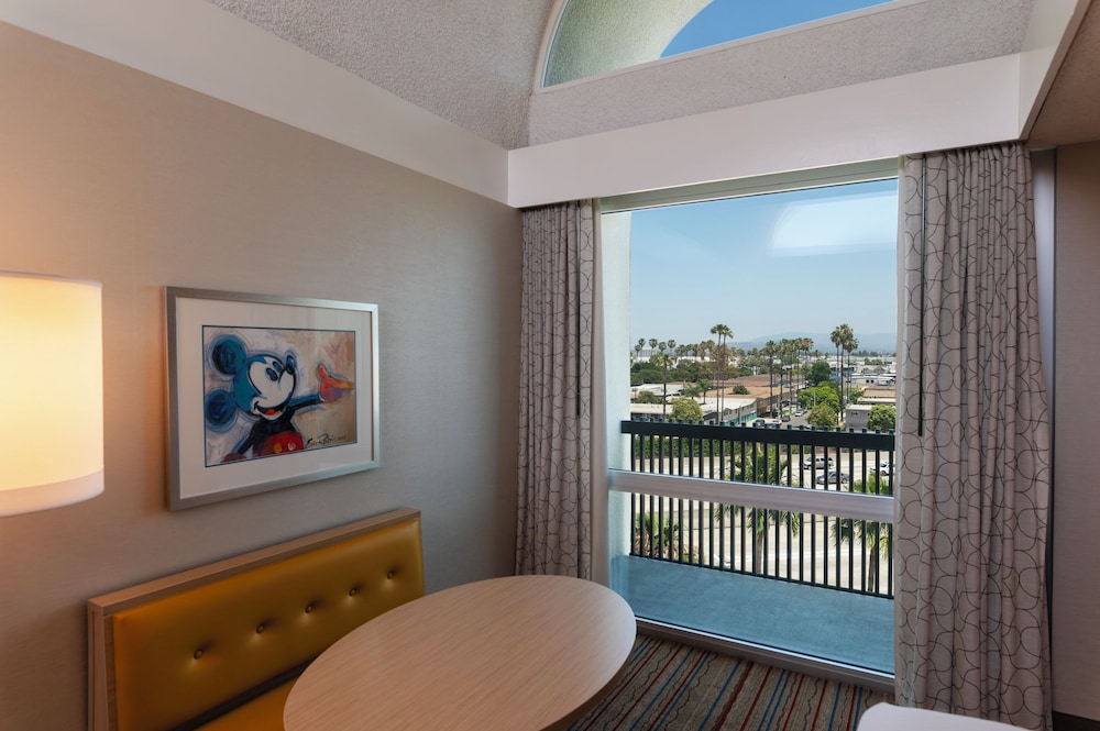 Howard Johnson by Wyndham Anaheim Hotel and Water Playground — Hotel rooms in Anaheim, California