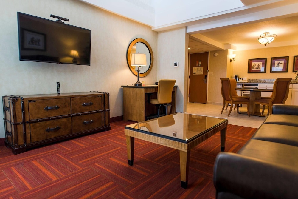 Howard Johnson by Wyndham Anaheim Hotel and Water Playground — Hotel rooms in Anaheim, California