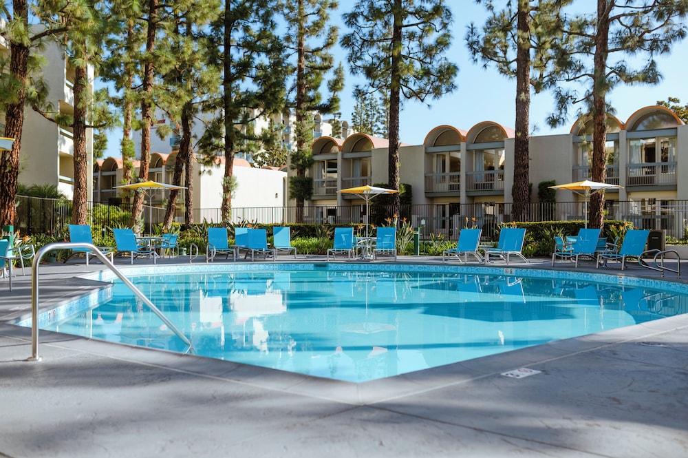 Howard Johnson by Wyndham Anaheim Hotel and Water Playground — Swimming pool in Anaheim, California