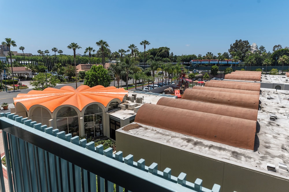 Howard Johnson by Wyndham Anaheim Hotel and Water Playground — Hotel building in Anaheim, California