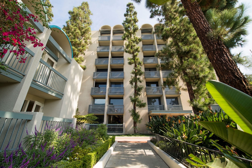 Howard Johnson by Wyndham Anaheim Hotel and Water Playground — Hotel building in Anaheim, California