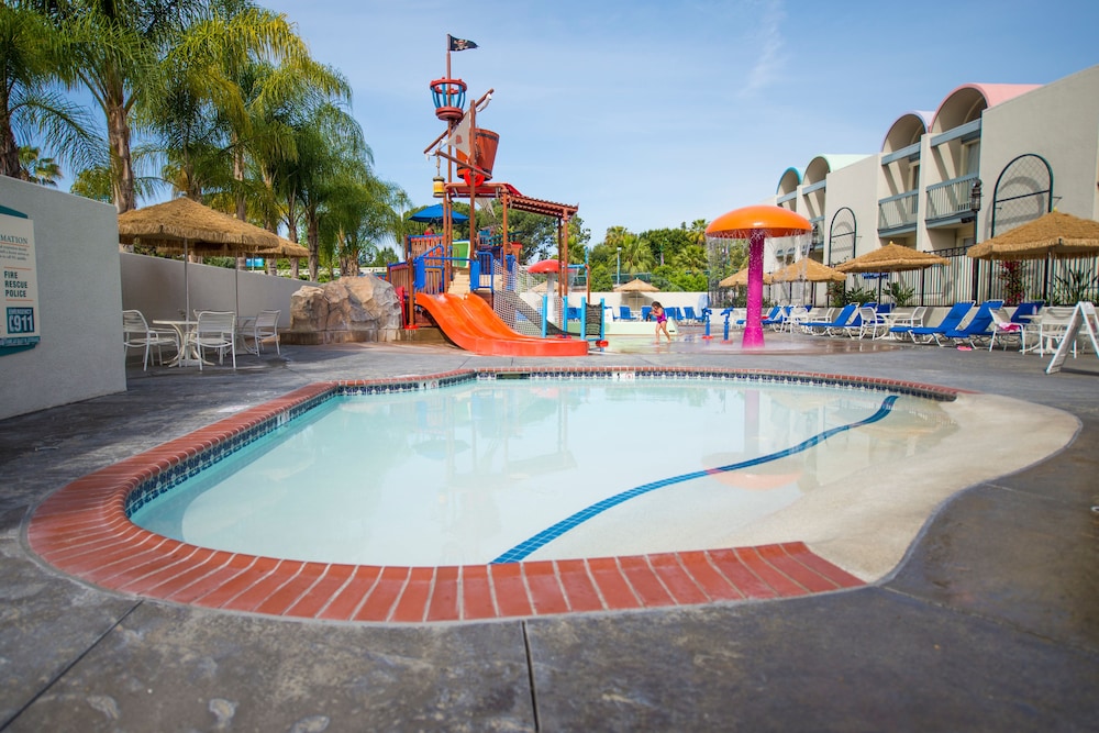 Howard Johnson by Wyndham Anaheim Hotel and Water Playground — Swimming pool in Anaheim, California