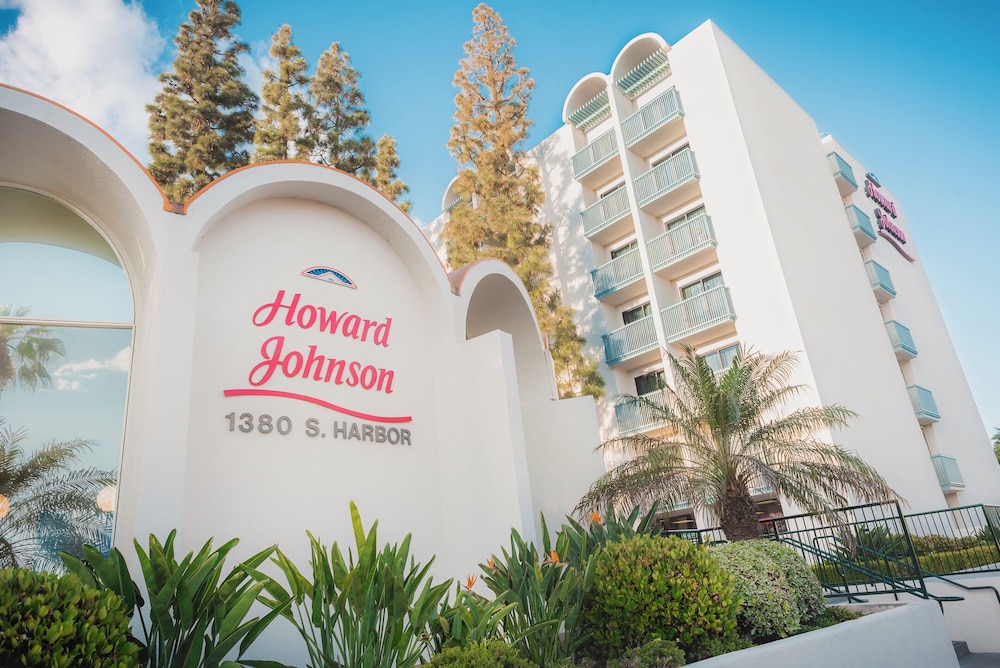 Howard Johnson by Wyndham Anaheim Hotel and Water Playground — Hotel building in Anaheim, California