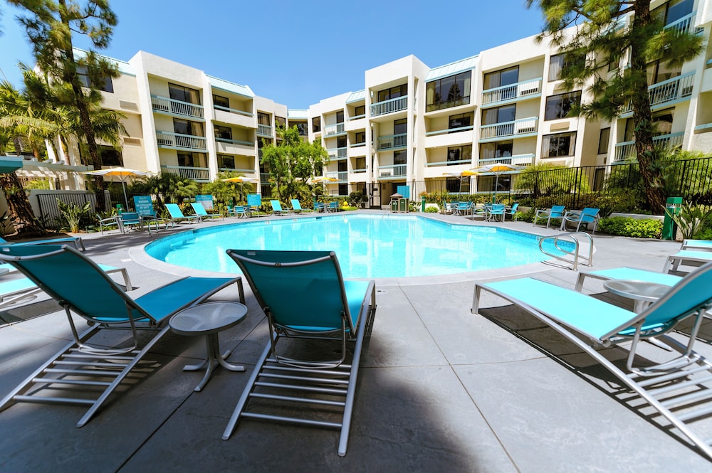 Howard Johnson by Wyndham Anaheim Hotel and Water Playground — Swimming pool in Anaheim, California