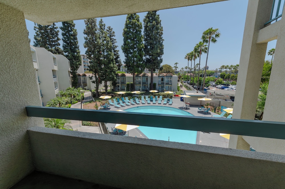 Howard Johnson by Wyndham Anaheim Hotel and Water Playground — Swimming pool in Anaheim, California