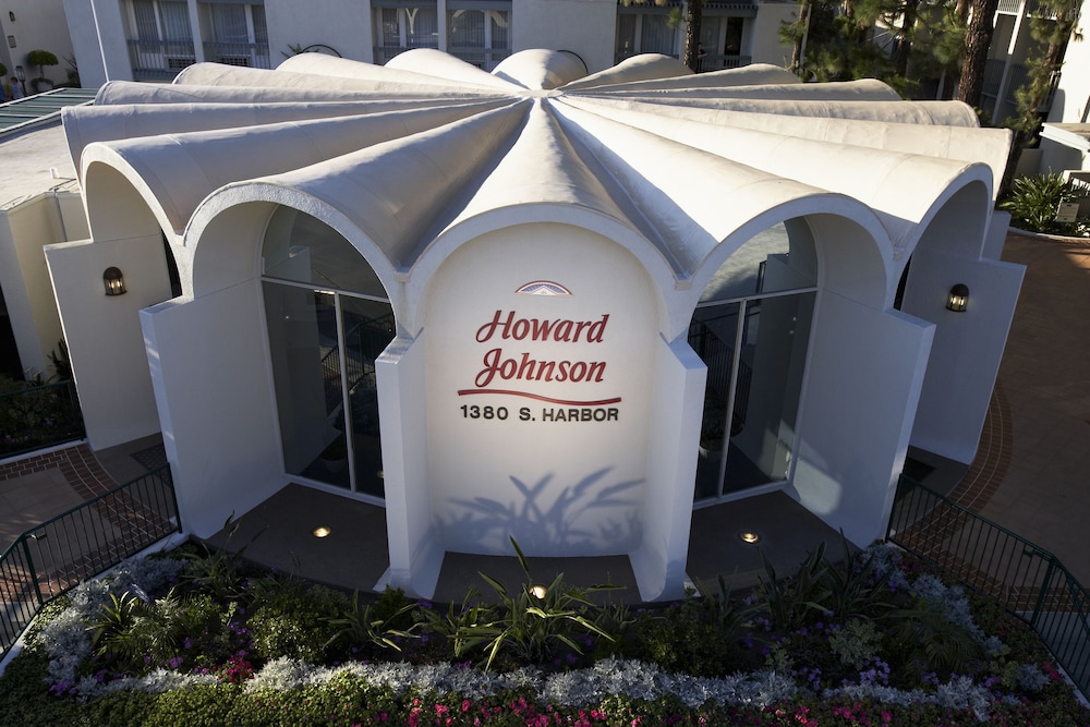 Howard Johnson by Wyndham Anaheim Hotel and Water Playground — Hotel building in Anaheim, California