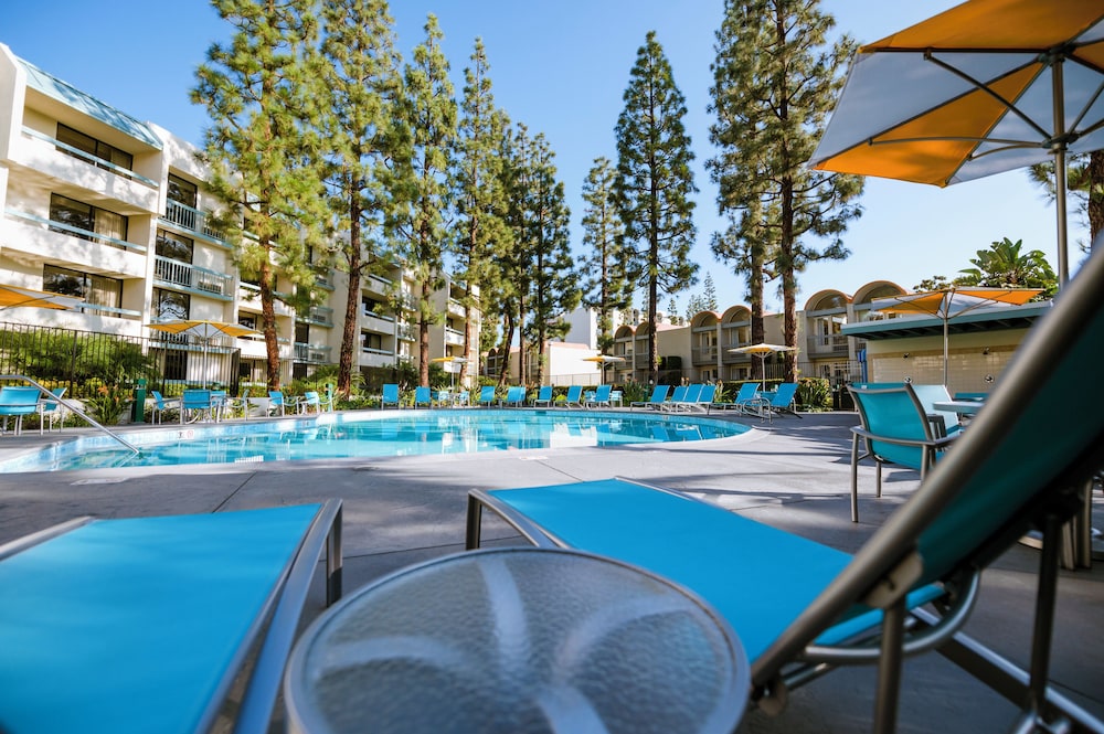 Howard Johnson by Wyndham Anaheim Hotel and Water Playground — Swimming pool in Anaheim, California
