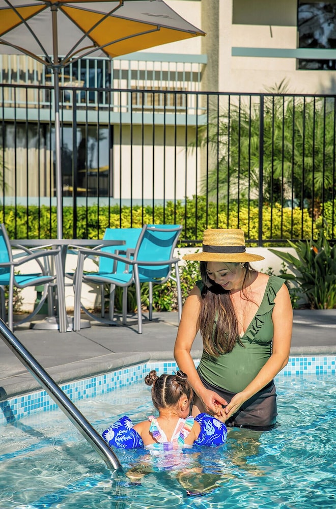 Howard Johnson by Wyndham Anaheim Hotel and Water Playground — Swimming pool in Anaheim, California