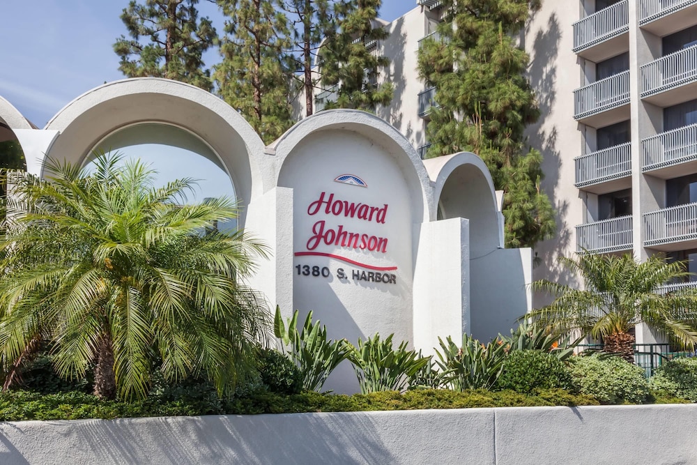 Howard Johnson by Wyndham Anaheim Hotel and Water Playground — Hotel building in Anaheim, California