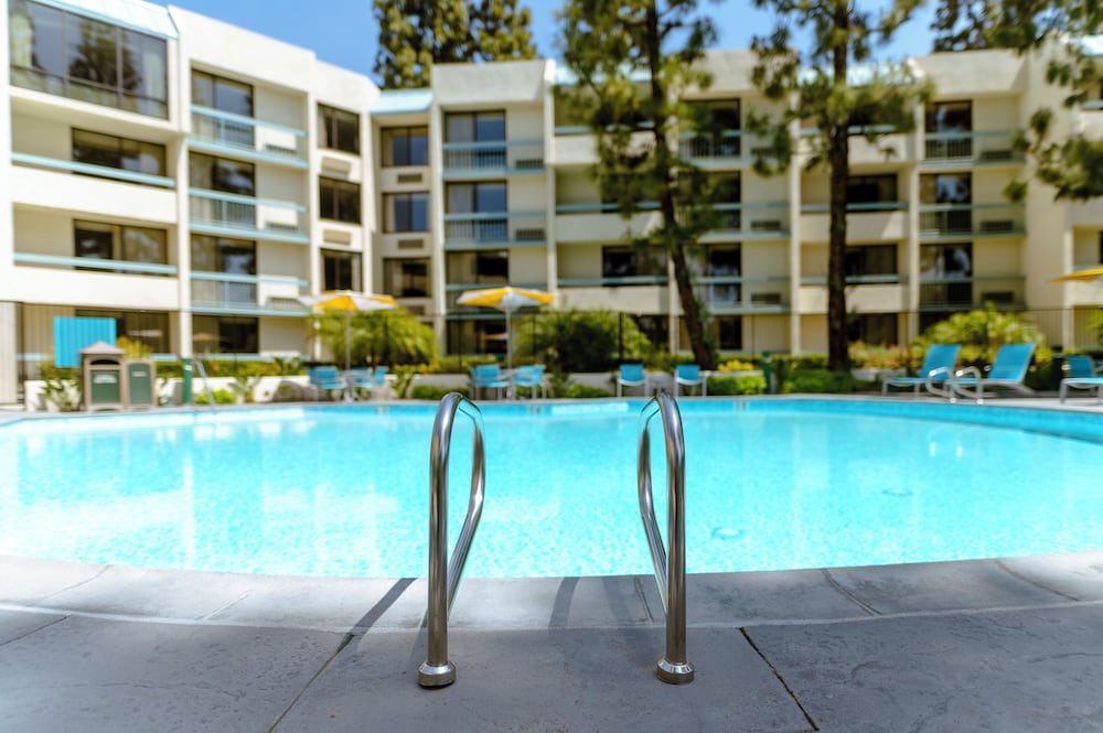 Howard Johnson by Wyndham Anaheim Hotel and Water Playground — Swimming pool in Anaheim, California
