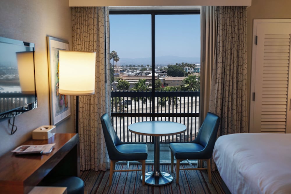 Howard Johnson by Wyndham Anaheim Hotel and Water Playground — Hotel rooms in Anaheim, California