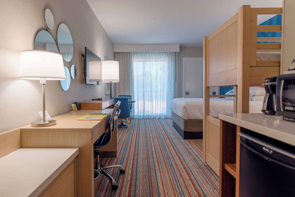 Howard Johnson by Wyndham Anaheim Hotel and Water Playground — Hotel rooms in Anaheim, California