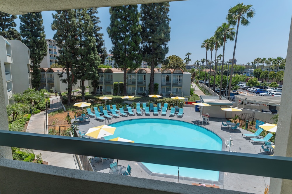 Howard Johnson by Wyndham Anaheim Hotel and Water Playground — Swimming pool in Anaheim, California