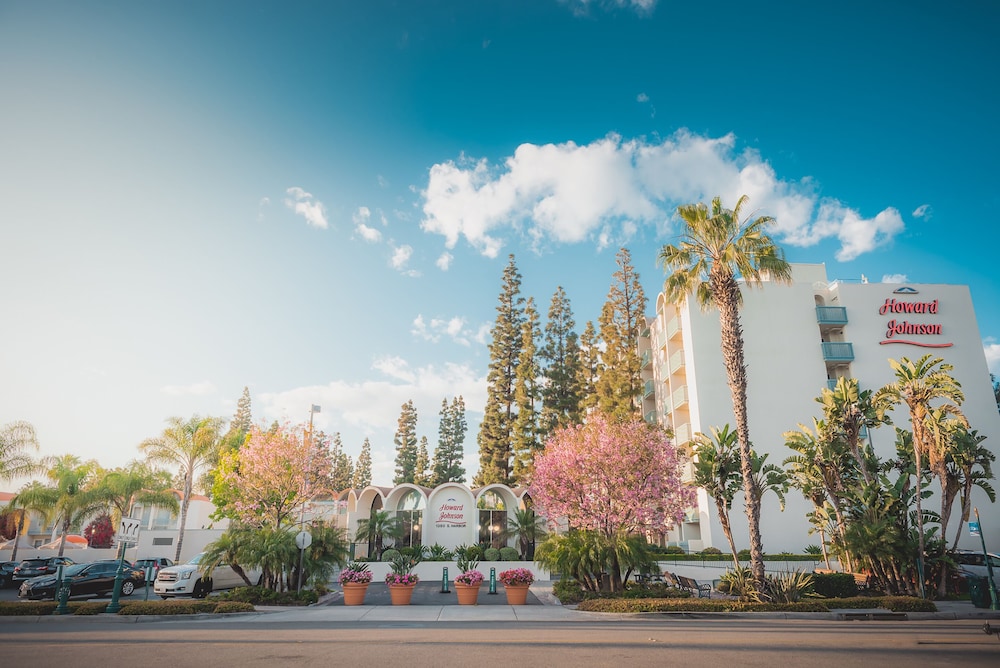 Howard Johnson by Wyndham Anaheim Hotel and Water Playground — Hotel building in Anaheim, California