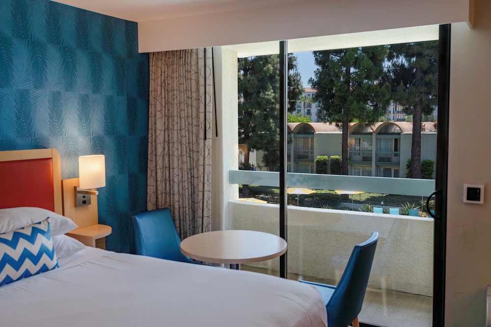 Howard Johnson by Wyndham Anaheim Hotel and Water Playground — Hotel rooms in Anaheim, California
