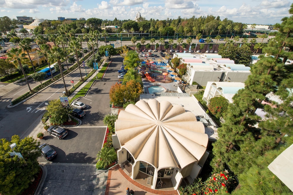 Howard Johnson by Wyndham Anaheim Hotel and Water Playground — Hotel building in Anaheim, California