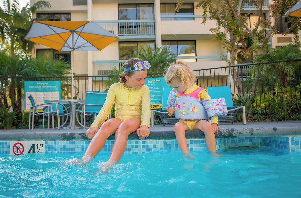 Howard Johnson by Wyndham Anaheim Hotel and Water Playground — Swimming pool in Anaheim, California