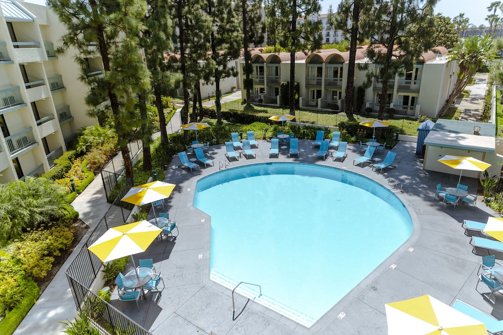 Howard Johnson by Wyndham Anaheim Hotel and Water Playground — Swimming pool in Anaheim, California