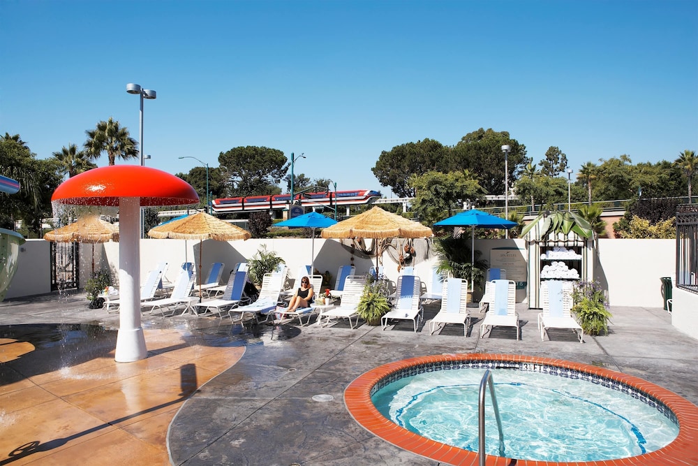 Howard Johnson by Wyndham Anaheim Hotel and Water Playground — Swimming pool in Anaheim, California