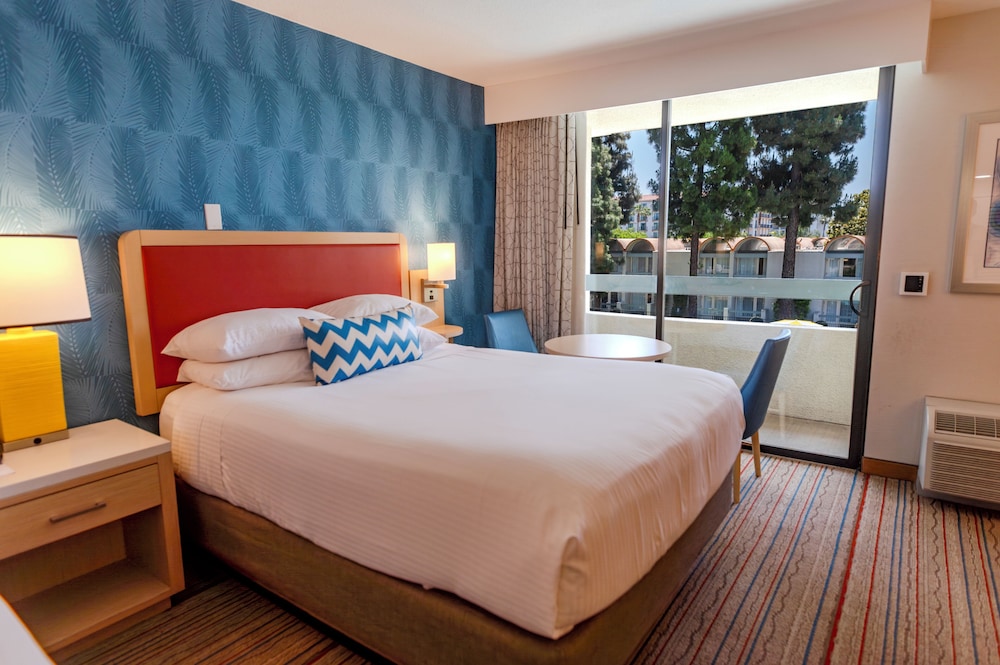 Howard Johnson by Wyndham Anaheim Hotel and Water Playground — Hotel rooms in Anaheim, California