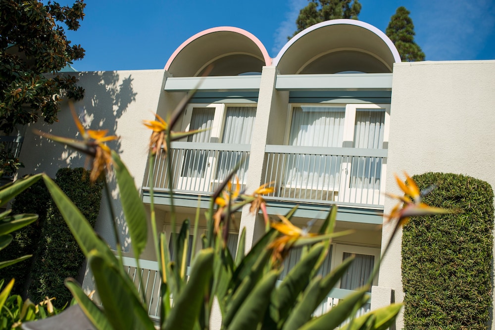 Howard Johnson by Wyndham Anaheim Hotel and Water Playground — Hotel building in Anaheim, California