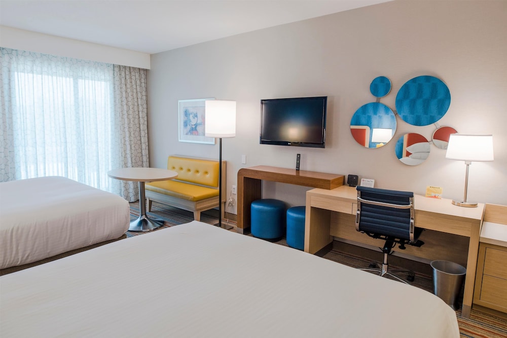Howard Johnson by Wyndham Anaheim Hotel and Water Playground — Hotel rooms in Anaheim, California