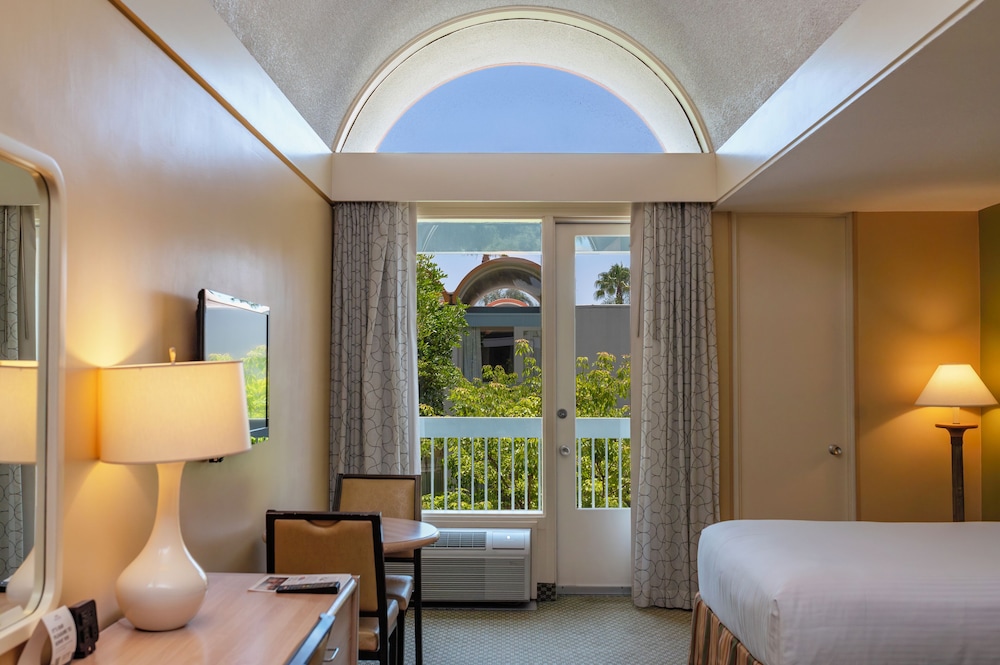 Howard Johnson by Wyndham Anaheim Hotel and Water Playground — Hotel rooms in Anaheim, California