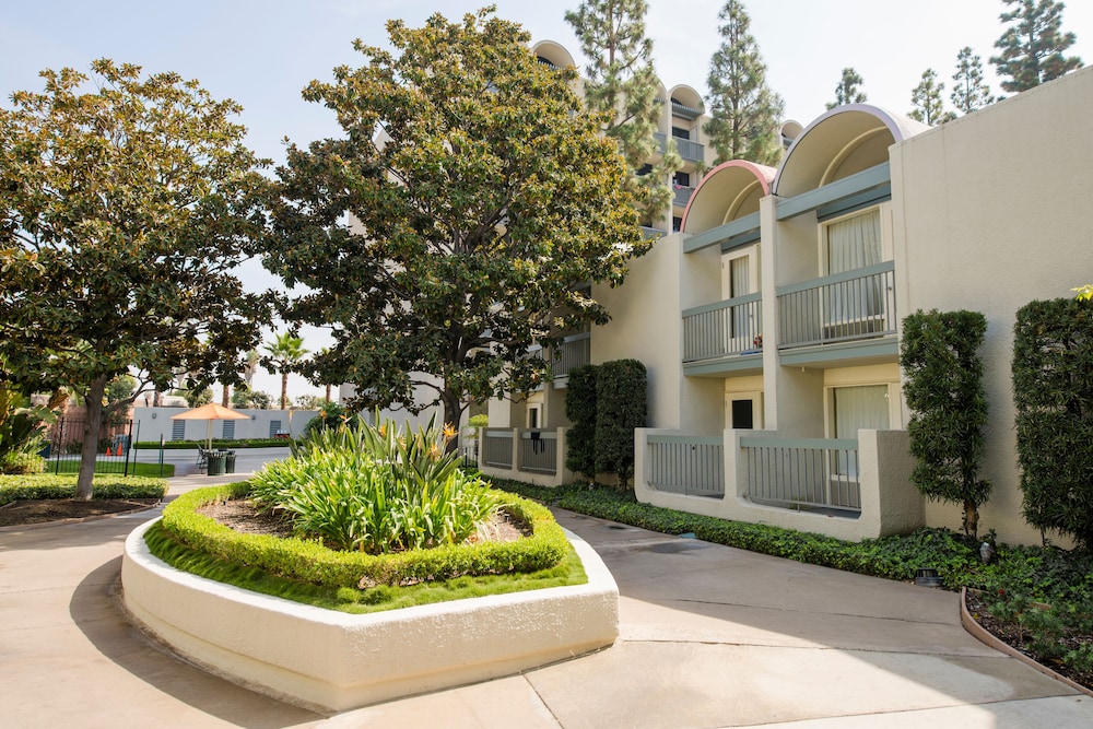 Howard Johnson by Wyndham Anaheim Hotel and Water Playground — Hotel building in Anaheim, California