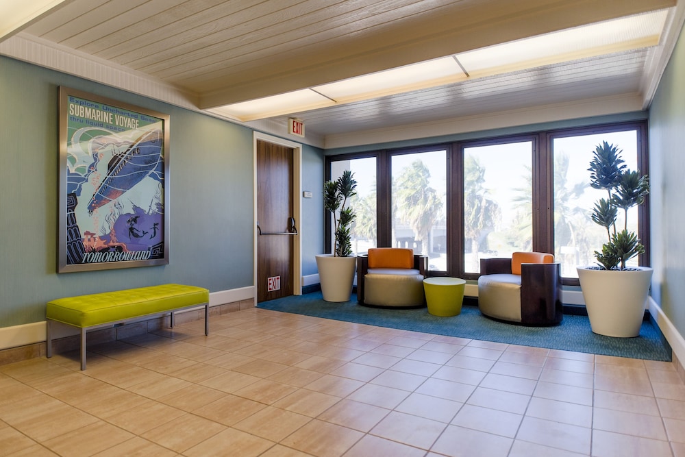 Howard Johnson by Wyndham Anaheim Hotel and Water Playground — Hotel building in Anaheim, California