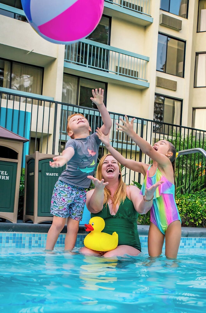 Howard Johnson by Wyndham Anaheim Hotel and Water Playground — Swimming pool in Anaheim, California