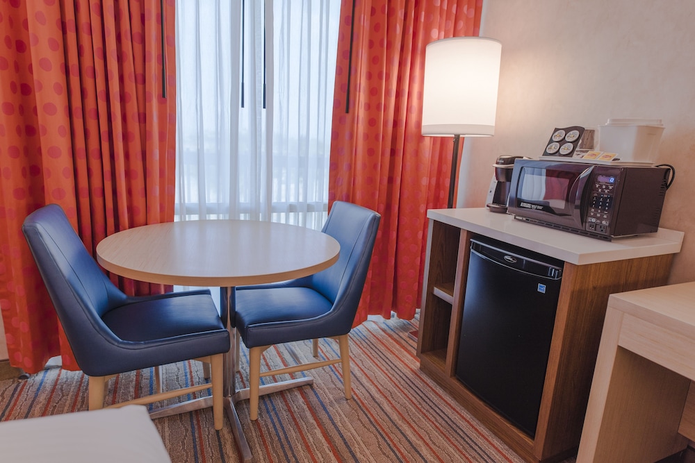 Howard Johnson by Wyndham Anaheim Hotel and Water Playground — Hotel rooms in Anaheim, California