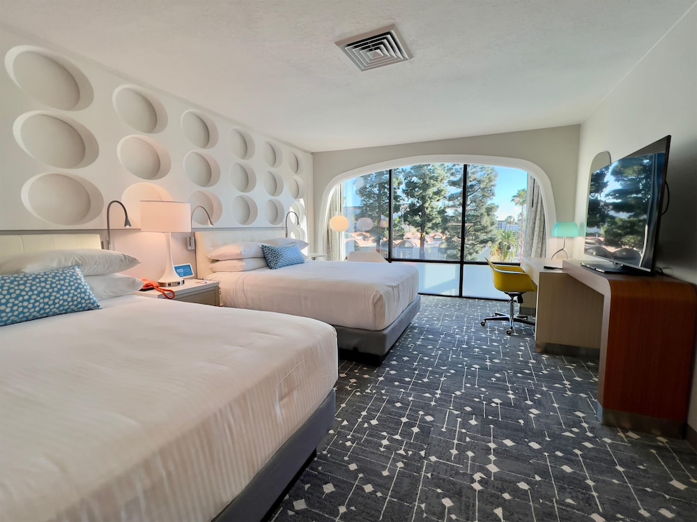Howard Johnson by Wyndham Anaheim Hotel and Water Playground — Hotel rooms in Anaheim, California