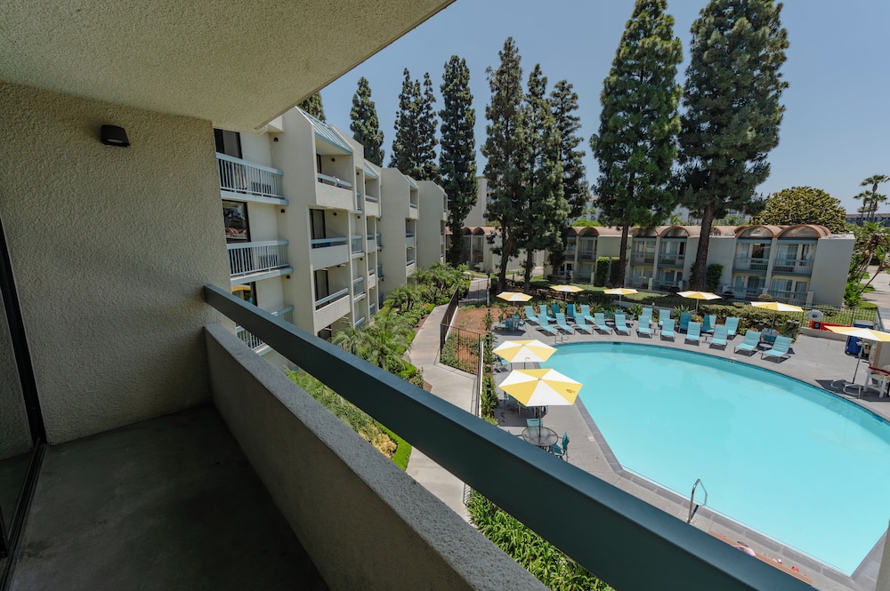 Howard Johnson by Wyndham Anaheim Hotel and Water Playground — Swimming pool in Anaheim, California