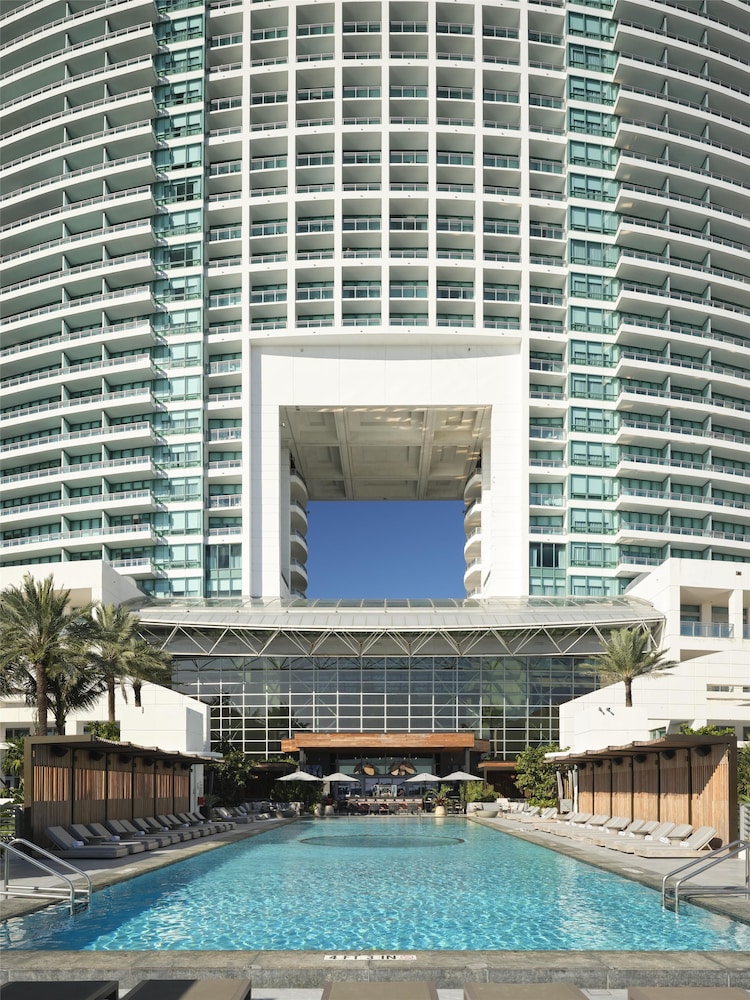 Signia by Hilton Diplomat Beach Resort — Hotel building in Hollywood, Florida