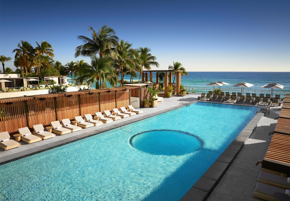 Signia by Hilton Diplomat Beach Resort — Swimming pool in Hollywood, Florida