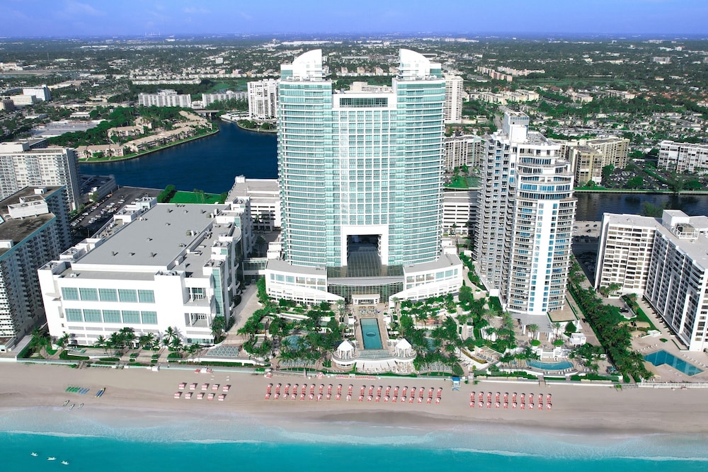 Signia by Hilton Diplomat Beach Resort — Hotel building in Hollywood, Florida