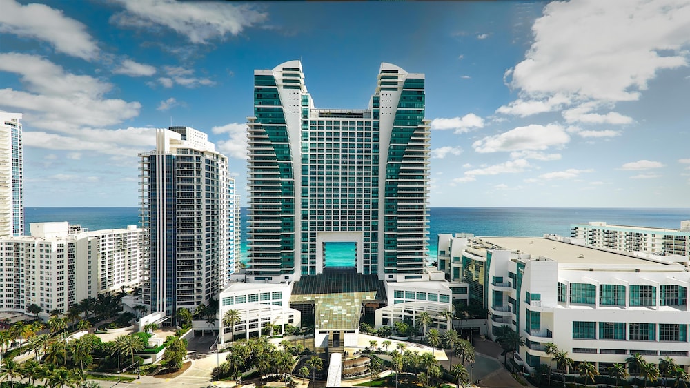 Signia by Hilton Diplomat Beach Resort — Hotel building in Hollywood, Florida