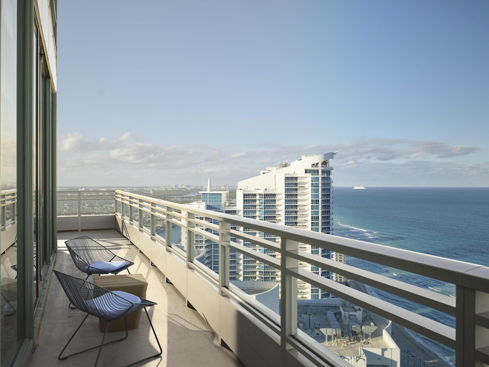 Signia by Hilton Diplomat Beach Resort — Hotel building in Hollywood, Florida