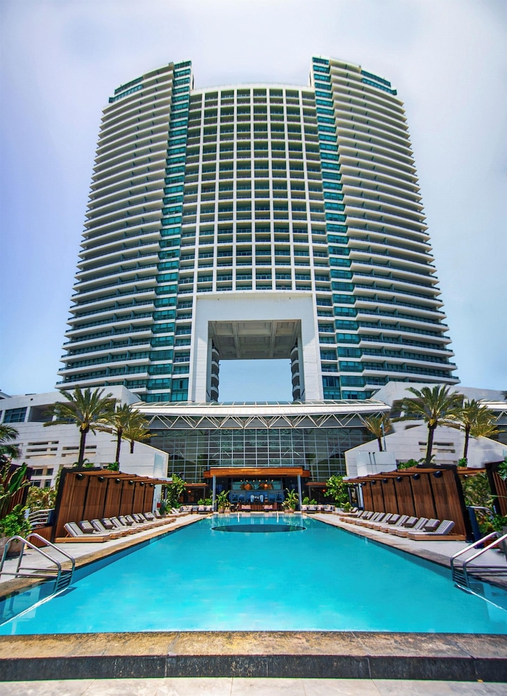 Signia by Hilton Diplomat Beach Resort — Hotel building in Hollywood, Florida