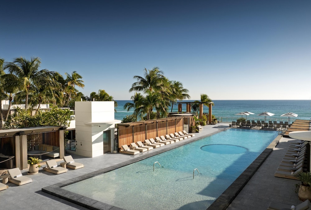 Signia by Hilton Diplomat Beach Resort — Swimming pool in Hollywood, Florida