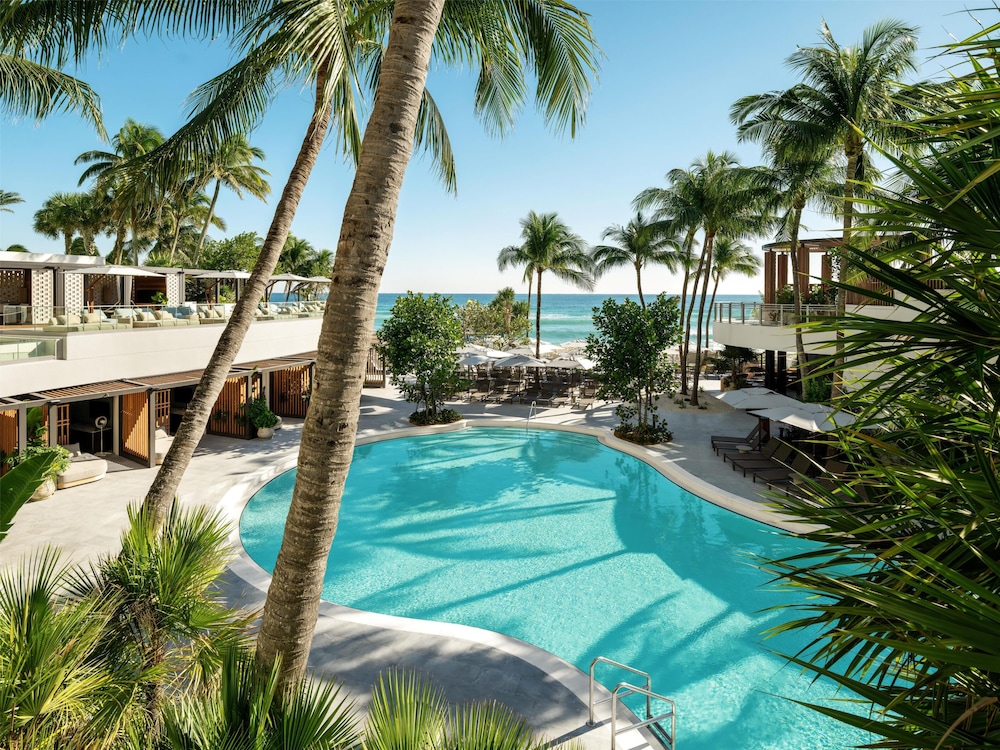 Signia by Hilton Diplomat Beach Resort — Swimming pool in Hollywood, Florida