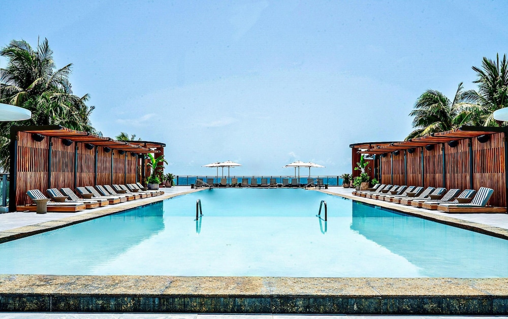 Signia by Hilton Diplomat Beach Resort — Swimming pool in Hollywood, Florida