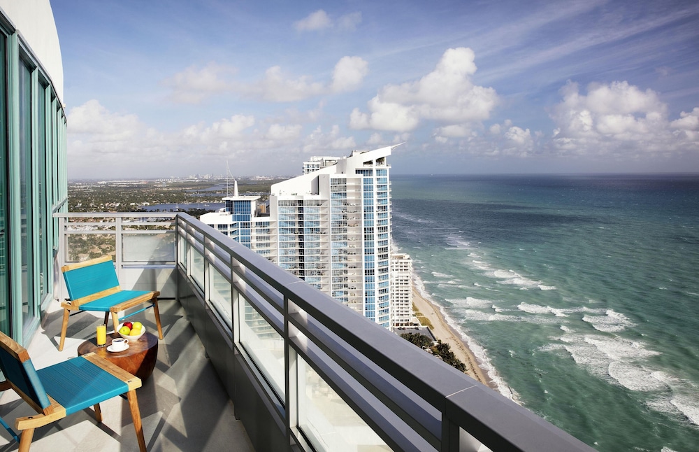 Signia by Hilton Diplomat Beach Resort — Hotel building in Hollywood, Florida