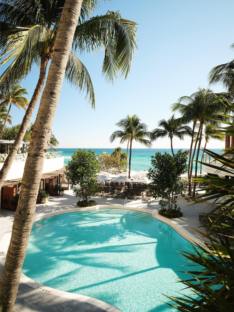 Signia by Hilton Diplomat Beach Resort — Swimming pool in Hollywood, Florida