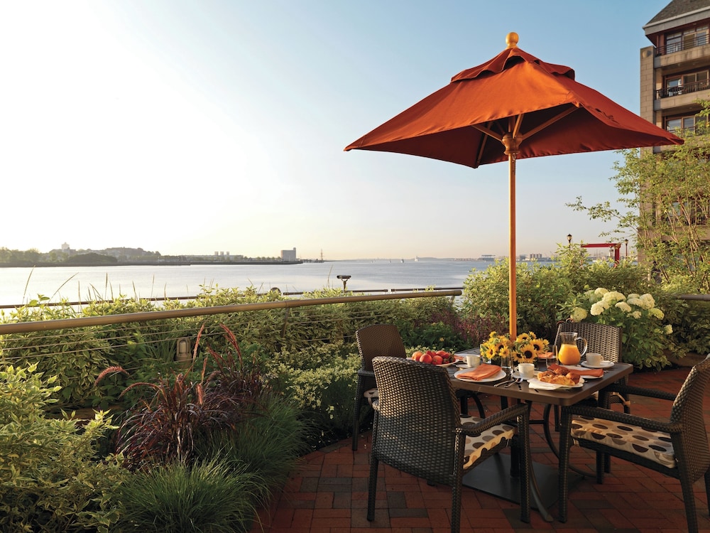 Battery Wharf Hotel, Boston Waterfront — Restaurant & bars in Boston, Massachusetts