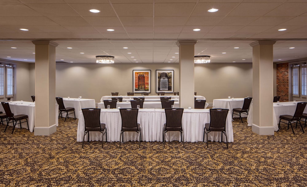 Holiday Inn FRENCH QUARTER-CHATEAU LEMOYNE by IHG — Hotel rooms in New Orleans, Louisiana