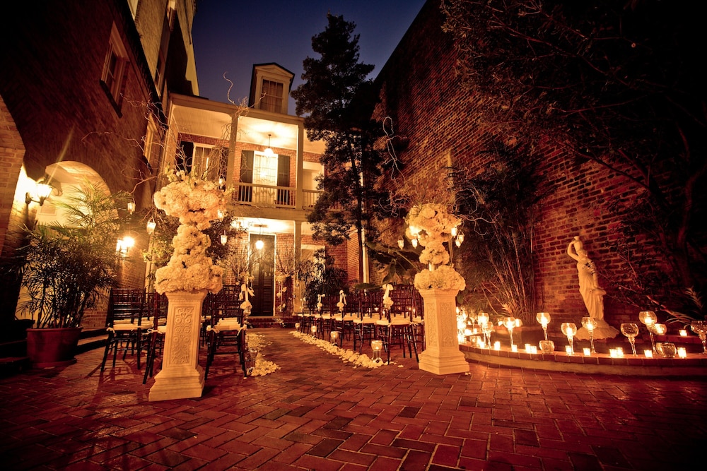 Holiday Inn FRENCH QUARTER-CHATEAU LEMOYNE by IHG — Hotel building in New Orleans, Louisiana